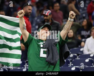 Houston, Texas, Stati Uniti. 28 novembre 2021: Un fan dei New York Jets celebra una vittoria del 21-14 sui Texans il 28 novembre 2021 a Houston, Texas. (Credit Image: © Scott Coleman/ZUMA Press Wire) Credit: ZUMA Press, Inc./Alamy Live News Foto Stock