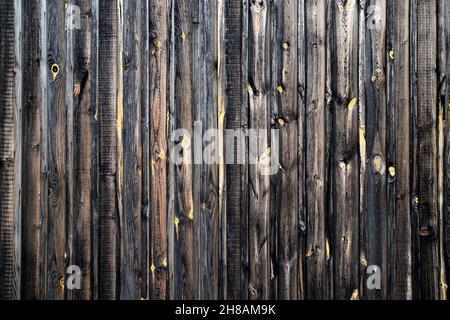 Sfondo in legno naturale. Vecchio muro di legno marrone scuro, legno texture sfondo, recinzione vicino alla casa. Legname, vintage building, pavimento. Foto Stock