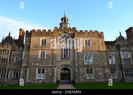 La facciata medievale/Tudor di Knole House, Sevenoaks, Kent, Inghilterra, nel tardo pomeriggio in inverno/tardo autunno. Casa della famiglia Sackville-West. Enrico VIII Foto Stock