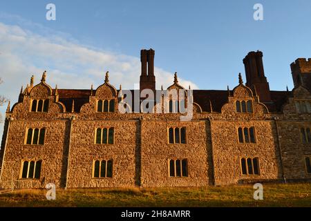 La facciata medievale/Tudor di Knole House, Sevenoaks, Kent, Inghilterra, nel tardo pomeriggio in inverno/tardo autunno. Casa della famiglia Sackville-West. Enrico VIII Foto Stock