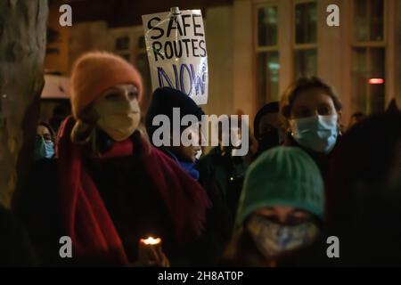 Londra, Regno Unito. 25 novembre 2021. Centinaia di persone protestano al di fuori dell'ufficio nazionale contro le sue politiche in materia di immigrazione e controlli alle frontiere e per chiedere vie più sicure per i richiedenti asilo. 27 persone erano affogate nella Manica cercando di raggiungere il Regno Unito il giorno precedente. Credit: Mark Kerrison/Alamy Live News Foto Stock