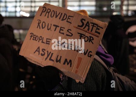 Londra, Regno Unito. 25 novembre 2021. Centinaia di persone protestano al di fuori dell'ufficio nazionale contro le sue politiche in materia di immigrazione e controlli alle frontiere e per chiedere vie più sicure per i richiedenti asilo. 27 persone erano affogate nella Manica cercando di raggiungere il Regno Unito il giorno precedente. Credit: Mark Kerrison/Alamy Live News Foto Stock