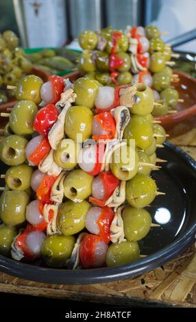 Antipasti spiediti o banderilla spagnola. Deliziose brocchette ripieni di tonno Foto Stock