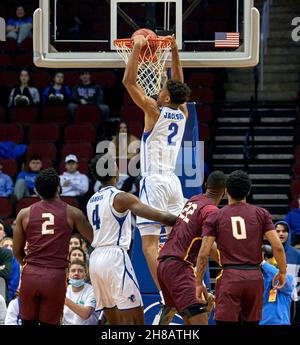 Newark, New Jersey, Stati Uniti. 28 novembre 2021. Seton Hall Pirates Forward Tray Jackson (2) dunks nella prima metà al Prudential Center di Newark, New Jersey. Domenica 28 2021 novembre. Seton Hall sconfisse Bethune-Cookman 84-70. Duncan Williams/CSM/Alamy Live News Foto Stock