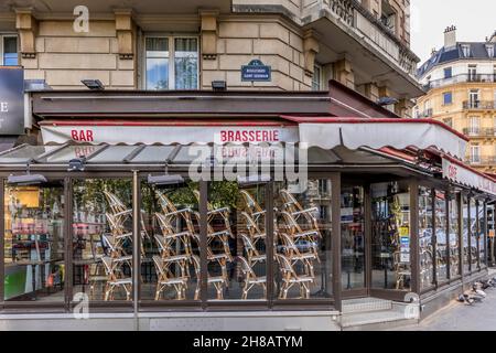 Parigi, Francia - 17 aprile 2020: La brasserie ristorante sul Boulevard Saint Germain è chiusa a causa dell'epidemia di coronavirus COVID19 a Parigi. Barra vuota, Foto Stock