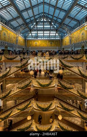Parigi, Francia - 28 novembre 2021: Bella decorazione di Natale nel centro commerciale di lusso Samaritaine a Parigi Foto Stock