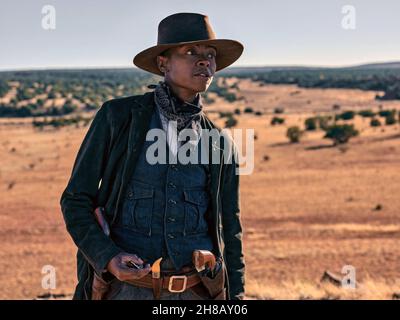 The Harder They Fall è un film Western revisionista americano del 2021 diretto da Jeymes Samuel, che ha co-scritto la sceneggiatura con Boaz Yakin. Le star del film Jonathan Majors, Idris Elba, Zazie Beetz, Regina King, Delroy Lindo, Lakeith Stanfield, RJ Cyler, Danielle Deadwyler, Edi Gathegi e Deon Cole. Questa fotografia è solo ad uso editoriale ed è copyright della compagnia cinematografica e/o del fotografo assegnato dalla società cinematografica o di produzione e può essere riprodotta solo da pubblicazioni in concomitanza con la promozione del suddetto Film. È richiesto un credito obbligatorio per la compagnia cinematografica. T Foto Stock