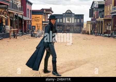 The Harder They Fall è un film Western revisionista americano del 2021 diretto da Jeymes Samuel, che ha co-scritto la sceneggiatura con Boaz Yakin. Le star del film Jonathan Majors, Idris Elba, Zazie Beetz, Regina King, Delroy Lindo, Lakeith Stanfield, RJ Cyler, Danielle Deadwyler, Edi Gathegi e Deon Cole. Questa fotografia è solo ad uso editoriale ed è copyright della compagnia cinematografica e/o del fotografo assegnato dalla società cinematografica o di produzione e può essere riprodotta solo da pubblicazioni in concomitanza con la promozione del suddetto Film. È richiesto un credito obbligatorio per la compagnia cinematografica. T Foto Stock