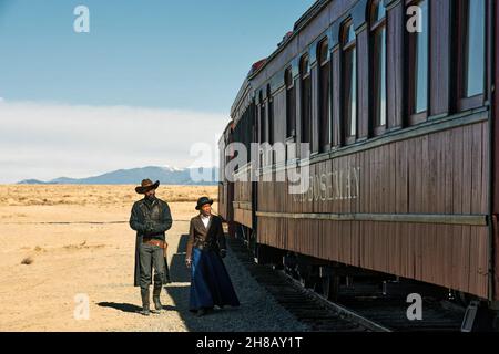 The Harder They Fall è un film Western revisionista americano del 2021 diretto da Jeymes Samuel, che ha co-scritto la sceneggiatura con Boaz Yakin. Le star del film Jonathan Majors, Idris Elba, Zazie Beetz, Regina King, Delroy Lindo, Lakeith Stanfield, RJ Cyler, Danielle Deadwyler, Edi Gathegi e Deon Cole. Questa fotografia è solo ad uso editoriale ed è copyright della compagnia cinematografica e/o del fotografo assegnato dalla società cinematografica o di produzione e può essere riprodotta solo da pubblicazioni in concomitanza con la promozione del suddetto Film. È richiesto un credito obbligatorio per la compagnia cinematografica. T Foto Stock