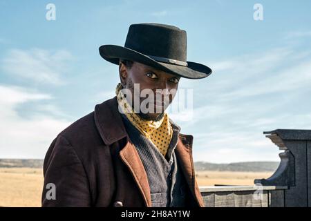 The Harder They Fall è un film Western revisionista americano del 2021 diretto da Jeymes Samuel, che ha co-scritto la sceneggiatura con Boaz Yakin. Le star del film Jonathan Majors, Idris Elba, Zazie Beetz, Regina King, Delroy Lindo, Lakeith Stanfield, RJ Cyler, Danielle Deadwyler, Edi Gathegi e Deon Cole. Questa fotografia è solo ad uso editoriale ed è copyright della compagnia cinematografica e/o del fotografo assegnato dalla società cinematografica o di produzione e può essere riprodotta solo da pubblicazioni in concomitanza con la promozione del suddetto Film. È richiesto un credito obbligatorio per la compagnia cinematografica. T Foto Stock