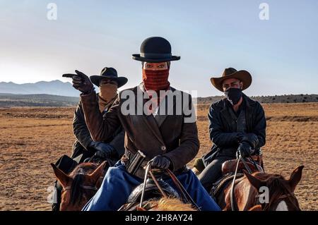 The Harder They Fall è un film Western revisionista americano del 2021 diretto da Jeymes Samuel, che ha co-scritto la sceneggiatura con Boaz Yakin. Le star del film Jonathan Majors, Idris Elba, Zazie Beetz, Regina King, Delroy Lindo, Lakeith Stanfield, RJ Cyler, Danielle Deadwyler, Edi Gathegi e Deon Cole. Questa fotografia è solo ad uso editoriale ed è copyright della compagnia cinematografica e/o del fotografo assegnato dalla società cinematografica o di produzione e può essere riprodotta solo da pubblicazioni in concomitanza con la promozione del suddetto Film. È richiesto un credito obbligatorio per la compagnia cinematografica. T Foto Stock