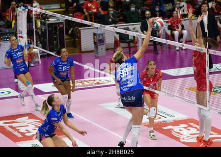 Spike di EBRAR KARAKURT (Novara) durante l'e-work UNET Busto Arsizio vs Igor Gorgonzola Novara, Volley Serie Italiana A1 Women match a Busto Arsizio (VA), Italy, November 28 2021 Foto Stock