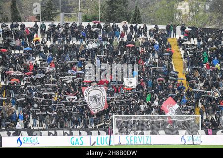 La Spezia, Italia. 28 novembre 2021. I tifosi di Spezia durante Spezia Calcio vs Bologna FC, Serie italiana di calcio A Match a la Spezia, Italy, November 28 2021 Credit: Independent Photo Agency/Alamy Live News Foto Stock