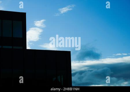 Moody cieli e silhouette di edifici urbani a Montreal, Quebec, Canada, vista dalla sezione Golden Square Mile della città. Foto Stock