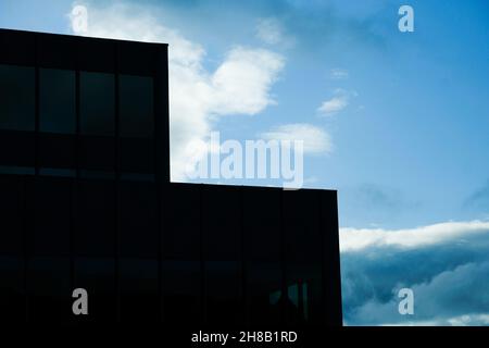 Moody cieli e silhouette di edifici urbani a Montreal, Quebec, Canada, vista dalla sezione Golden Square Mile della città. Foto Stock