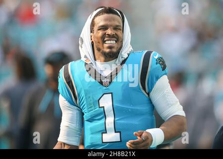 Domenica 28 novembre 2021; Miami Gardens, Florida USA; il quarterback dei Carolina Panthers Cam Newton (1) durante una gara della NFL contro i Miami Dolphins all'Hard Rock Stadium. I Dolphins batterono i Panthers 33-10. (Kim Hukari/immagine dello sport) Foto Stock