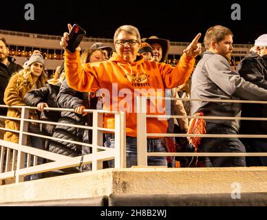 Stillwater, Oklahoma, Stati Uniti. 27 novembre 2021. Oklahoma state Cowboy festeggia dopo la vittoria del 37-33 sugli Oklahoma Sooners sabato 27 novembre 2021 al Boone Pickens Stadium di Stillwater, Oklahoma. (Credit Image: © Nicholas Rutledge/ZUMA Press Wire) Foto Stock