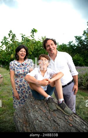 Ritratto di famiglia sorridente con figlio in paesaggio Foto Stock