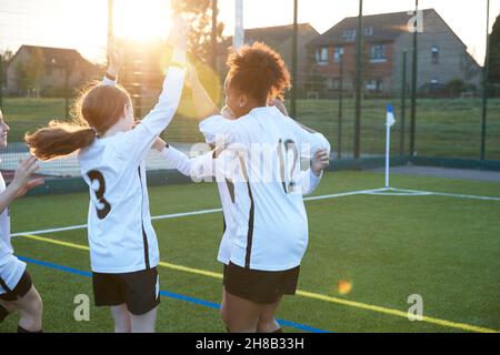 UK, Female calciatori che acclamano nel campo Foto Stock