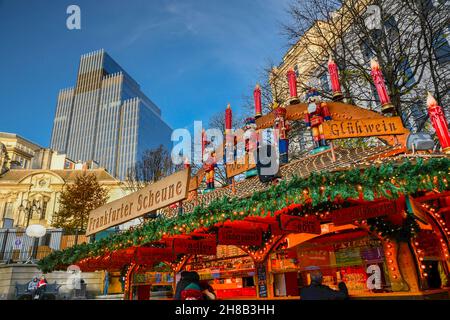 Birmingham,West Midlands,Inghilterra,Regno Unito-22 novembre 20221: Birre in stile tedesco, shot, hot dog e varie feste natalizie in vendita presso le bancarelle, Foto Stock