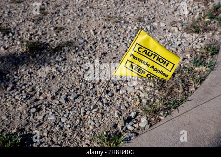 Bandiera gialla con testo nero attenzione pesticida applicato tenere fuori Foto Stock