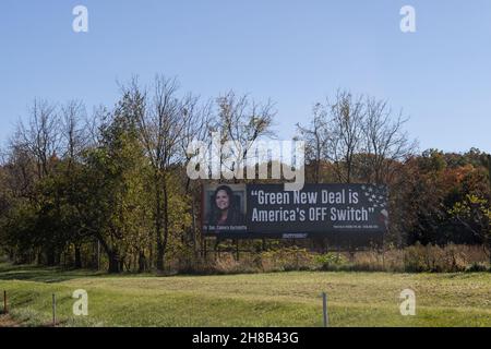 Carlisle, PA - 27 ottobre 2021: "Green New Deal is America's OFF switch" bilboard sulla Route 76 Pennsylvania Turnpike. Foto Stock