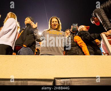 Stillwater, Oklahoma, Stati Uniti. 27 novembre 2021. Oklahoma state Cowboy festeggia dopo la vittoria del 37-33 sugli Oklahoma Sooners sabato 27 novembre 2021 al Boone Pickens Stadium di Stillwater, Oklahoma. (Credit Image: © Nicholas Rutledge/ZUMA Press Wire) Foto Stock