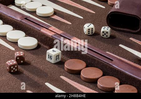 Primo piano di un gioco da tavolo di Backgammon Foto Stock