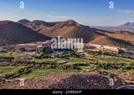 JW Starr Pass Marriott circondato da campi da golf e montagne. Foto Stock