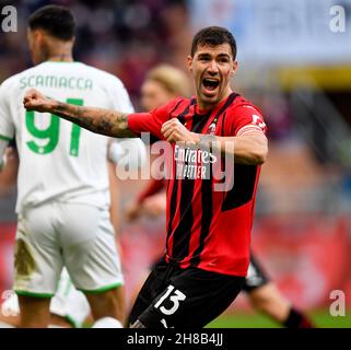 Milano, Italia. 28 novembre 2021. Alessio Romagnoli di AC Milan celebra il suo traguardo durante una partita di calcio della Serie A tra AC Milan e Sassuolo a Milano, 28 novembre 2021. Credit: Str/Xinhua/Alamy Live News Foto Stock