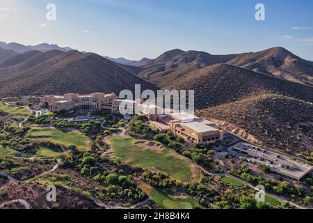 JW Starr Pass Marriott circondato da campi da golf e montagne. Foto Stock