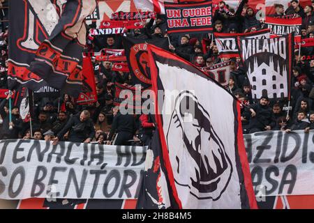 Milano, 28 novembre 2021. AC Milan tifosi della curva Sud durante la serie A a a Giuseppe Meazza, Milano. Il credito d'immagine dovrebbe essere: Jonathan Moscrop / Sportimage Credit: Sportimage/Alamy Live News Foto Stock