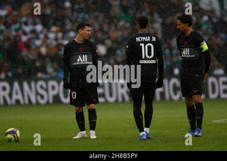 NEYMAR Jr di Parigi e MARQUINHOS di Parigi e Lionel MESSI di Parigi durante il campionato francese Ligue 1 partita di calcio tra COME Saint-Etienne e Parigi Saint-Germain il 28 novembre 2021 allo stadio Geoffroy Guichard a Saint-Etienne, Francia - Foto Romain Biard / Isports / DPPI Foto Stock