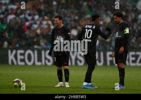 NEYMAR Jr di Parigi e MARQUINHOS di Parigi e Lionel MESSI di Parigi durante il campionato francese Ligue 1 partita di calcio tra COME Saint-Etienne e Parigi Saint-Germain il 28 novembre 2021 allo stadio Geoffroy Guichard a Saint-Etienne, Francia - Foto Romain Biard / Isports / DPPI Foto Stock