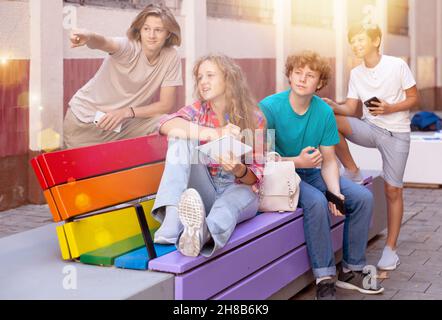 Guy punta la mano a qualcuno in compagnia di amici Foto Stock