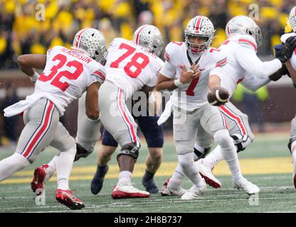 Ann Arbor, Michigan, Stati Uniti. 27 novembre 2021. Quarterback CJ Stroud dalla Ohio state University passa alla corsa indietro Treveyon Henderson. (Credit Image: © David Donoher/ZUMA Press Wire) Foto Stock