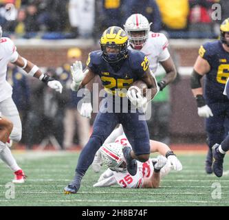 Ann Arbor, Michigan, Stati Uniti. 27 novembre 2021. La corsa indietro di Hassan Haskins dalla University of Michigan cerca la stanza di corsa contro la Ohio state University. (Credit Image: © David Donoher/ZUMA Press Wire) Foto Stock