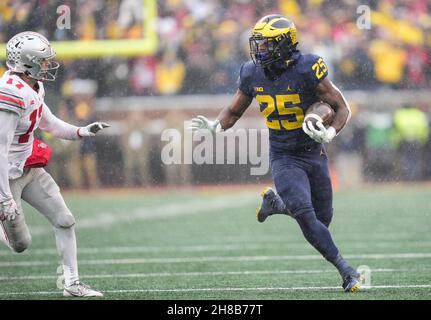 Ann Arbor, Michigan, Stati Uniti. 27 novembre 2021. La corsa indietro di Hassan Haskins dalla University of Michigan cerca la stanza di corsa contro la Ohio state University. (Credit Image: © David Donoher/ZUMA Press Wire) Foto Stock