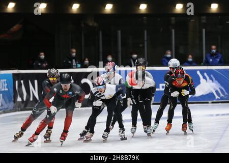 Dordrecht, Paesi Bassi. 28 novembre 2021. I giocatori si sfidano durante la finale A della gara a relè maschile del 5000 alla serie di skating Short Track Speed della Coppa del mondo ISU a Dordrecht, Olanda, 28 novembre 2021. Credit: Zheng Huansong/Xinhua/Alamy Live News Foto Stock