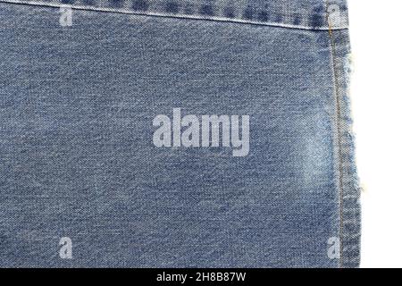 primo piano di vecchi jeans blu jeans orlo isolato senza sfondo bianco Foto Stock