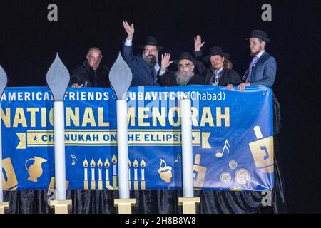 Da sinistra a destra: Louis Mayberg del Consiglio Nazionale di Menorah; Rabbi Levi Shemtov, Vice Presidente Esecutivo degli amici Americani di Lubavitch (Chabad), Washington, DC; Rabbi Abraham Shemtov, Direttore Nazionale degli amici Americani di Lubavitch (Chabad); L'imprenditore Brock Pierce, e Rabbi Menachem Shemtov onda alla folla dopo l'illuminazione del National Menorah sulla Ellisse, a Washington, DC Domenica, 28 novembre 2021.Credit: Ron Sachs/CNP /MediaPunch Foto Stock