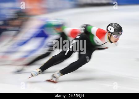 Dordrecht, Paesi Bassi. 28 novembre 2021. Liu Shaoang (R) dell'Ungheria compete durante la finale A della gara maschile del 1000 alla serie di skating Short Track Speed della Coppa del mondo ISU a Dordrecht, Paesi Bassi, 28 novembre 2021. Credit: Zheng Huansong/Xinhua/Alamy Live News Foto Stock