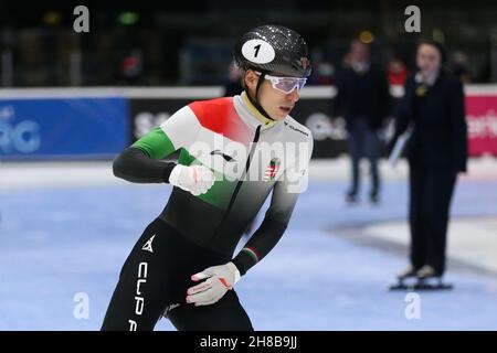 Dordrecht, Paesi Bassi. 28 novembre 2021. Liu Shaoang d'Ungheria reagisce dopo aver vinto la finale A della gara maschile del 1000 alla ISU World Cup Short Track Speed Skating series a Dordrecht, Paesi Bassi, 28 novembre 2021. Credit: Zheng Huansong/Xinhua/Alamy Live News Foto Stock