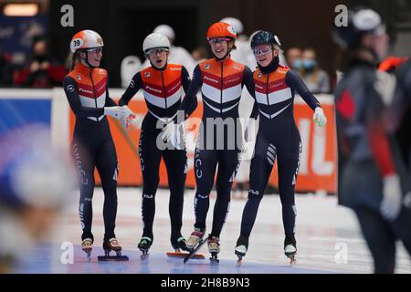 Dordrecht, Paesi Bassi. 28 novembre 2021. I membri dei Paesi Bassi festeggiano dopo aver vinto la finale A della gara di staffaggio femminile 3000 alla serie di skating Short Track Speed della Coppa del mondo ISU a Dordrecht, Paesi Bassi, 28 novembre 2021. Credit: Zheng Huansong/Xinhua/Alamy Live News Foto Stock