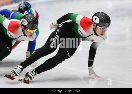 Dordrecht, Paesi Bassi. 28 novembre 2021. Liu Shaoang (R) dell'Ungheria compete durante la finale A della gara maschile del 1000 alla serie di skating Short Track Speed della Coppa del mondo ISU a Dordrecht, Paesi Bassi, 28 novembre 2021. Credit: Zheng Huansong/Xinhua/Alamy Live News Foto Stock