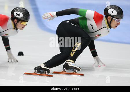 Dordrecht, Paesi Bassi. 28 novembre 2021. Liu Shaoang (R) dell'Ungheria compete durante la finale A della gara maschile del 1000 alla serie di skating Short Track Speed della Coppa del mondo ISU a Dordrecht, Paesi Bassi, 28 novembre 2021. Credit: Zheng Huansong/Xinhua/Alamy Live News Foto Stock