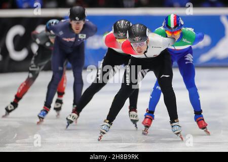 Dordrecht, Paesi Bassi. 28 novembre 2021. Liu Shaoang (fronte) dell'Ungheria compete durante la finale A della gara maschile del 1000 alla serie di skating Short Track Speed della Coppa del mondo ISU a Dordrecht, nei Paesi Bassi, 28 novembre 2021. Credit: Zheng Huansong/Xinhua/Alamy Live News Foto Stock