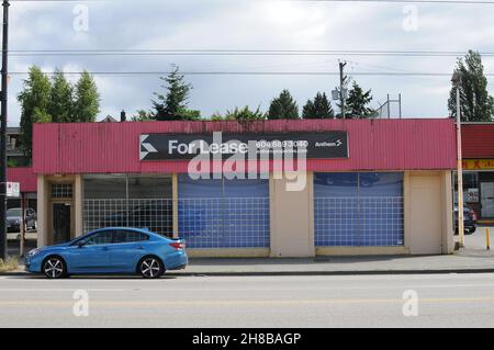 Auto blu parcheggiata all'esterno garage per affitto a East Vancouver. Canada Foto Stock