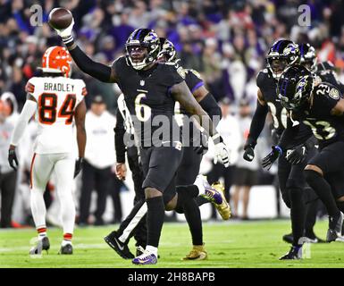 Baltimora, Stati Uniti. 28 novembre 2021. Baltimore Ravens Inside linebacker Patrick Queen (6) recupera un fumble Cleveland Browns durante la prima metà al M&T Bank Stadium di Baltimora, Maryland, domenica 28 novembre 2021. Foto di David Tulis/UPI Credit: UPI/Alamy Live News Foto Stock