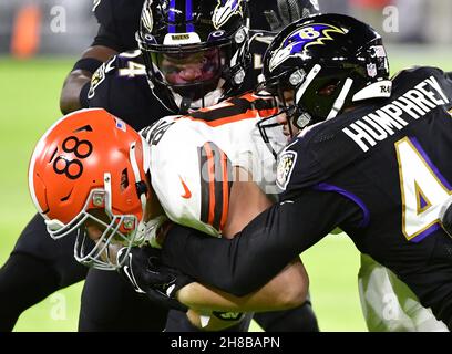 Baltimora, Stati Uniti. 28 novembre 2021. Cleveland Browns Tight End Harrison Bryant (88) è affrontato dai difensori di Baltimore Ravens Marlon Humphrey (R) e Tyus Bowser (C) durante la prima metà al M&T Bank Stadium di Baltimora, Maryland, domenica 28 novembre 2021. Foto di David Tulis/UPI Credit: UPI/Alamy Live News Foto Stock